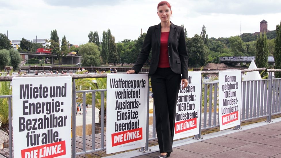 Diana Golze mit Wahlplakaten im A1-Format