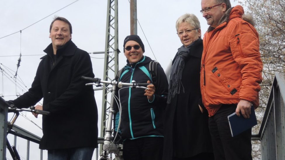 Sascha Krämer, Manfred Swoboda, Anita Tack und Andreas Bernig stehen auf der Radlerbrücke in Werder (Havel)