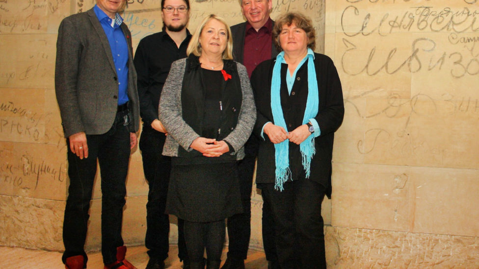 Harald Petzold, Norbert Müller, Birgit Wöllert, Thomas Nord und Kirsten Tackmann stehen vor einer historischen Wand im Reichstagsgebäude