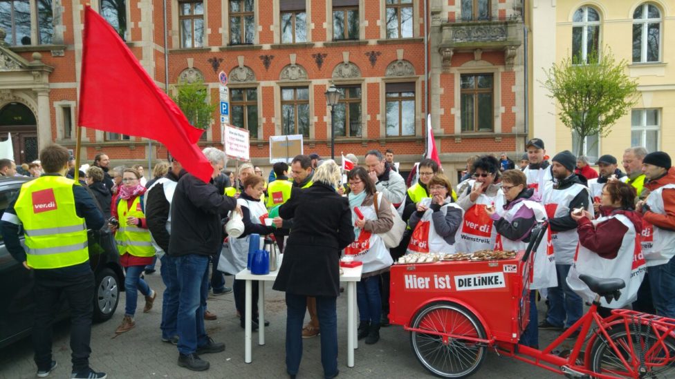 Infostand der LINKEN mit Lastenfahrrad bei einer Streikkundgebung