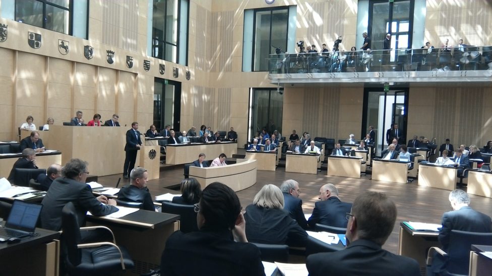 Christian Görke am Redepult im Plenarsaal des Bundesrats
