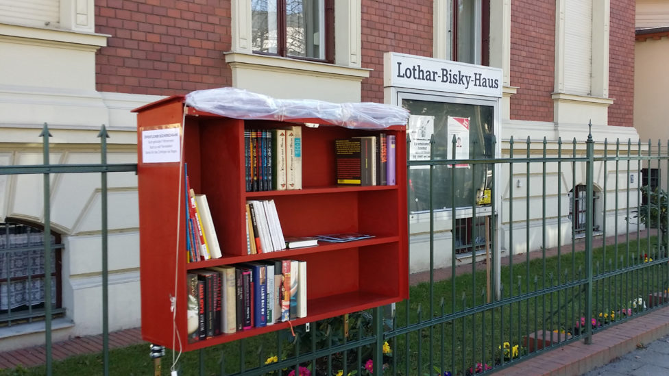 Bücherschrank am Zaun des Lothar-Bisky-Hauses in Potsdam