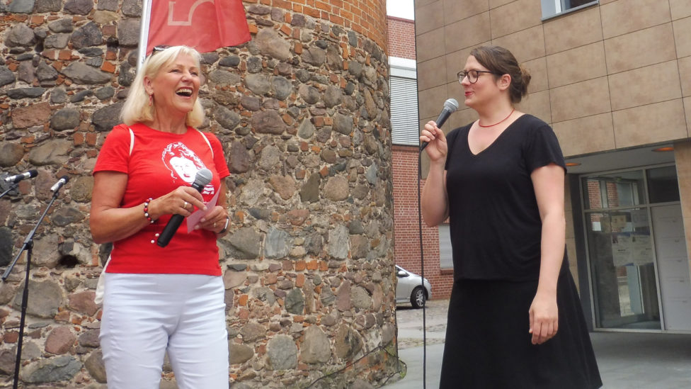 Dagmar Enkelmann und Anja Mayer mit Mikrofon