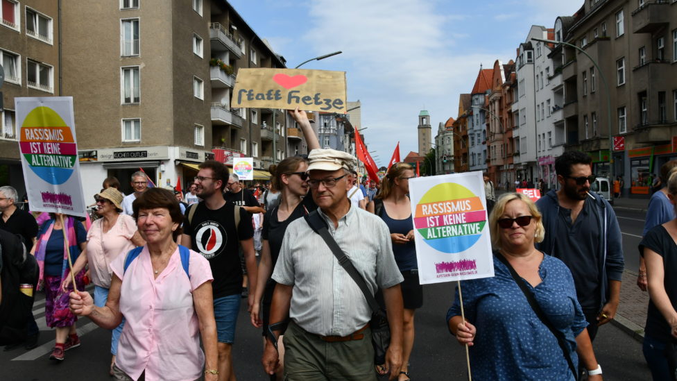 Demonstranten mit Schildern