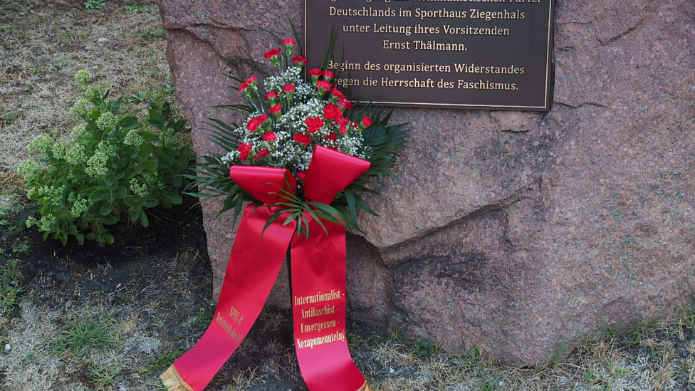 Gedenkstein für Ernst Thälmann mit Blumenstrauß