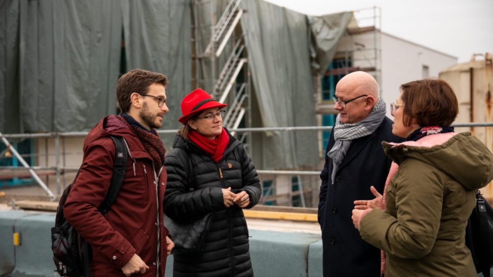Tobias Bank und Anke Domscheit-Berg mit zwei weiteren Personen auf einer Baustelle