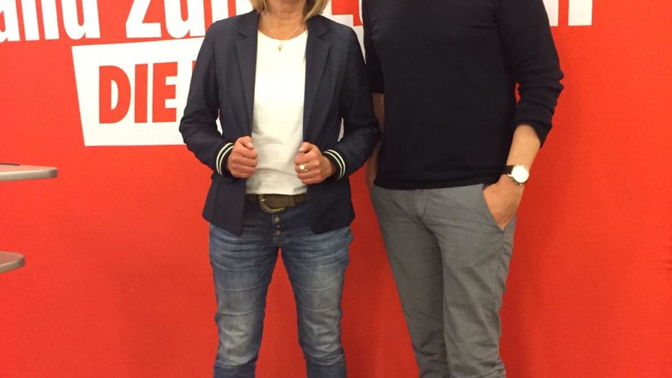 Kathrin Dannenberg und Sebastian Walter stehen vor einer Faltwand, auf der "Brandenburg. Land zum Leben" steht
