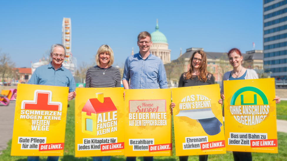 Stefan Wollenberg, Kathrin Dannenberg, Sebastian Walter, Anja Mayer und Diana Golze halten Plakate mit verschiedenen Motiven in den Händen