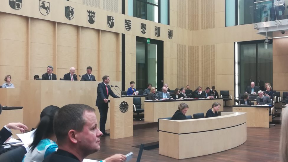 Christian Görke steht am Rednerpult des Bundesrats