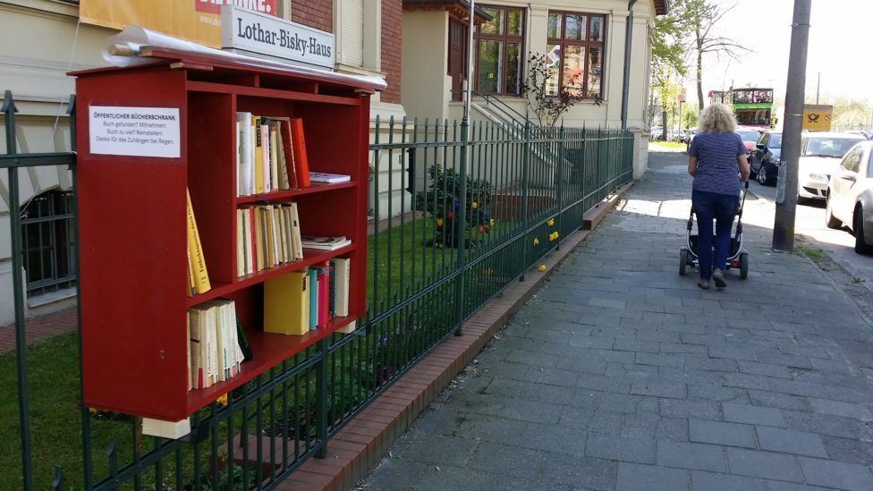 Bücherschrank am Zaun des Lothar-Bisky-Hauses