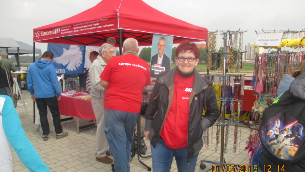 Infostand der LINKEN mit Fahnen und Plakaten