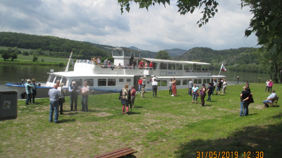 Ausflugsschiff am Ufer