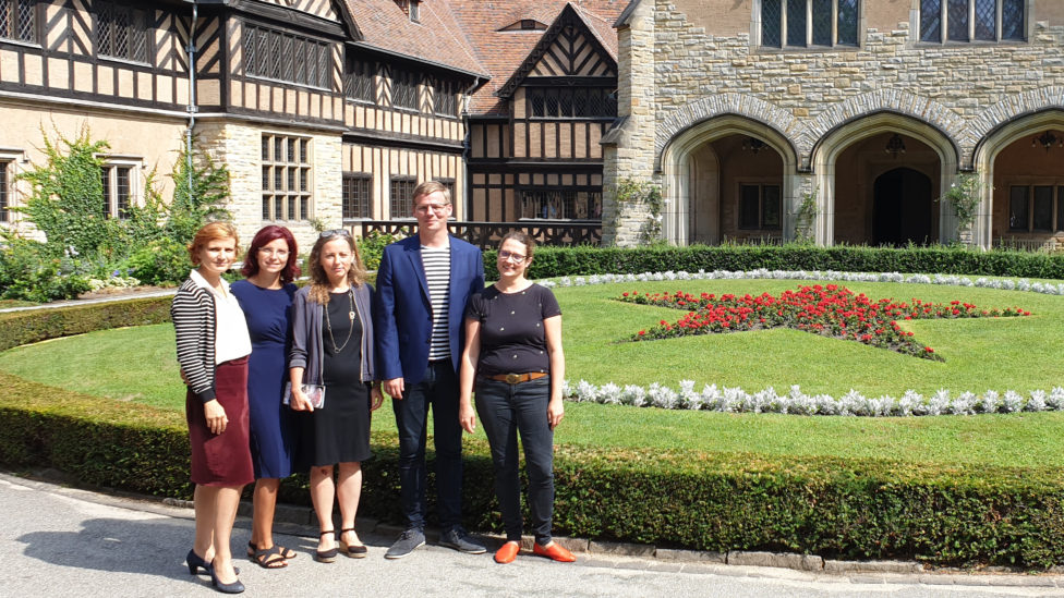 Katja Kipping, Diana Golze, Daniela Trochowski, Sebastian Walter und Anja Mayer stehen im Innenhof vor dem Haupteingang von Schloss Cecilienhof