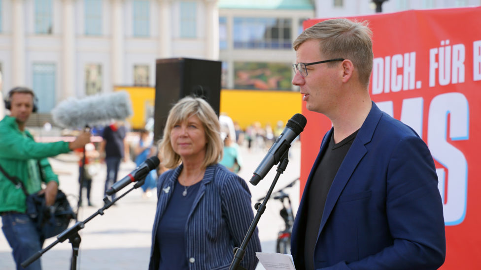 Kathrin und Sebastian Walter stehen hinter Mirkofonständern vor dem Landtag in Potsdam