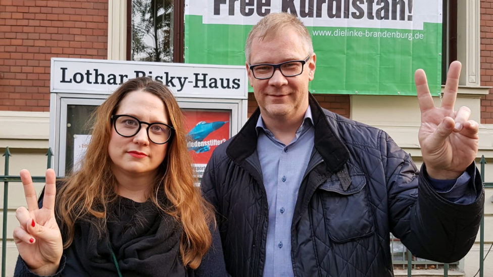 Anja Mayer und Andreas Büttner stehen vor dem Lothar-Bisky-Haus und haben die Hände zum Victory-Zeichen geformt