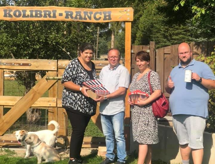 Gruppenfoto mit Katharina Slanina vor einem Holztor, auf dem "Kolibri-Ranch" steht