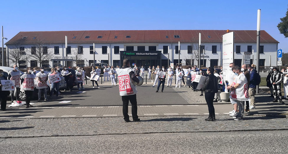 Die Beschäftigten streiken vor dem Helios Klinikum in Bad Saarow