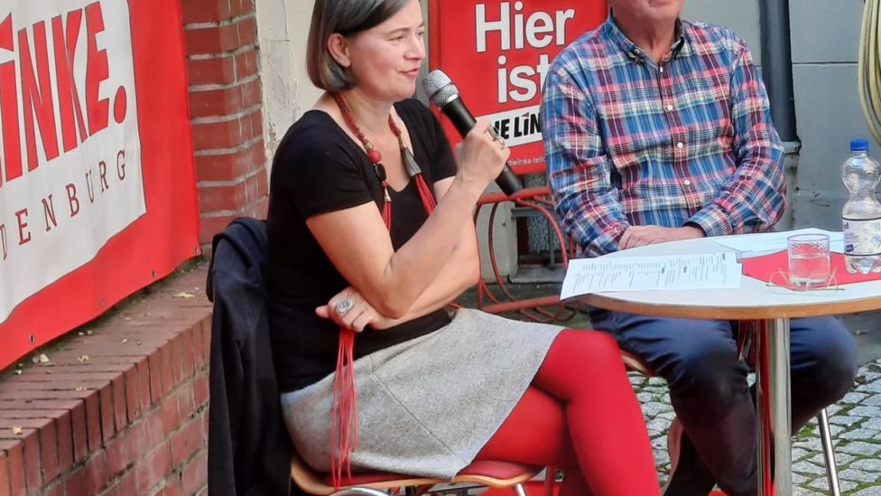 Anke Domscheit-Berg und Peter Mundt sitzen auf Stühlen an einem runden Tisch, Anke Domscheit-Berg spricht in ein Mikrofon
