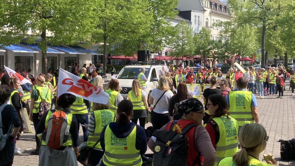 Streikkundgebung am 4. Mai 2022 in Königs Wusterhausen, viele Teilnehmer tragen Warnwesten