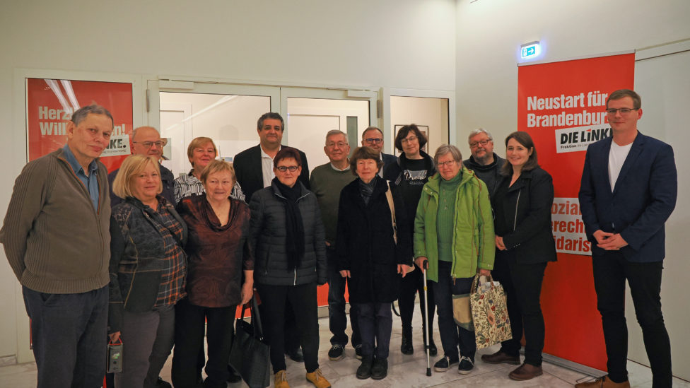 Gruppenfoto in den Räumlichkeiten des Brandenburger Landtags