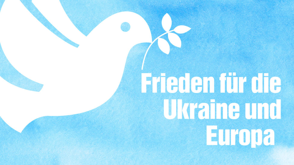 Collage: Piktogramm einer Friedenstaube auf wasserfarbenblauem Hintergrund und Text "Frieden für die Ukraine und Europa"