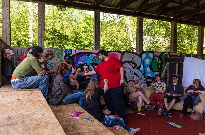 Workshop in einer Lagerhalle, die mit Graffiti besprüht ist