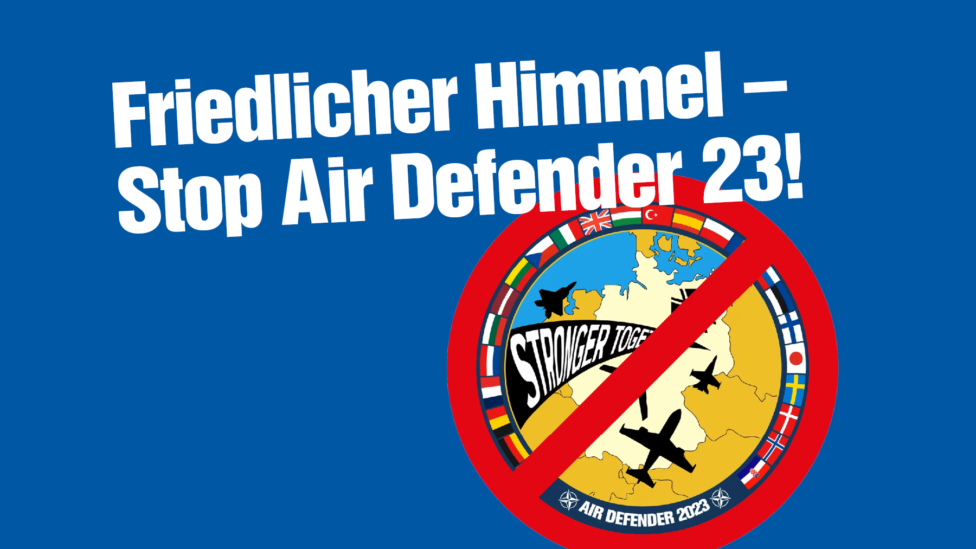 Collage: Mission Patch der militärischen Übung Air Defender 23, über das der rote Balken eines Verbotsschilds gelegt wurde, und Text "Friedlicher Himmel - Stop Air Defender 23"