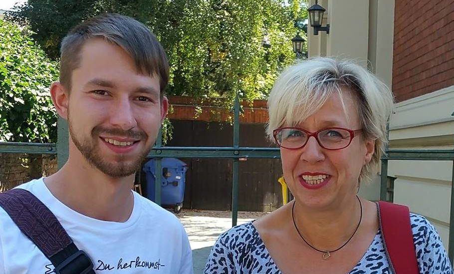 Alexander Klotzovski und Iris Bonowsky vor dem Lothar-Bisky-Haus in Potsdam
