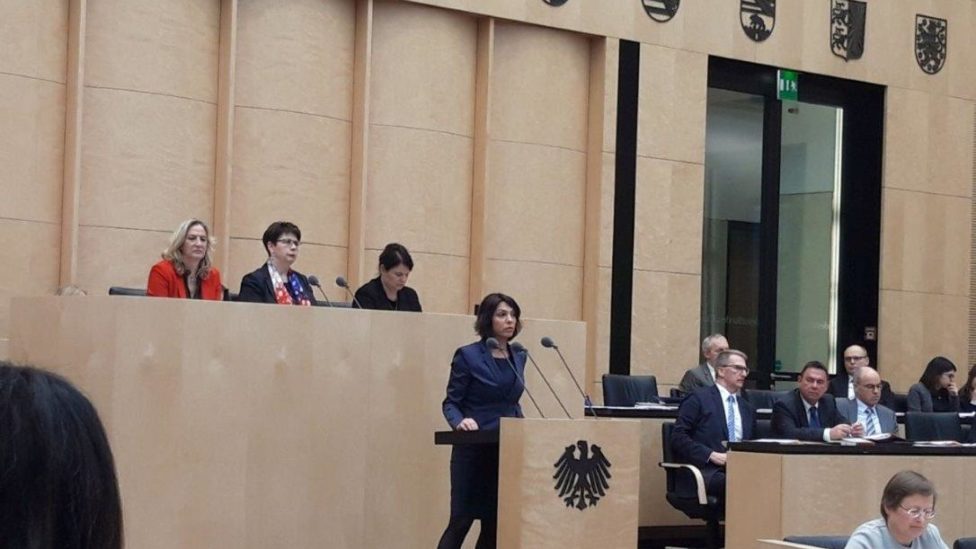 Susanna Karawanskij am Rednerpult des Bundesrats