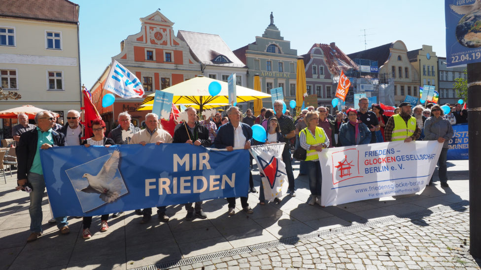 Demonstration mit Transparenten und Luftballons