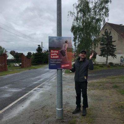 Fleißige Genoss:innen plakatieren für die Kommunalwahl 2024 in Brandenburg