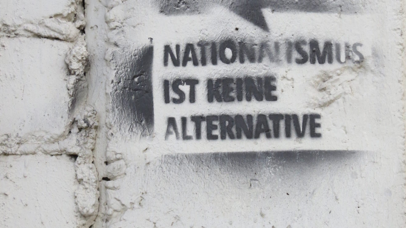 Stencil auf Wand sagt: "Nationalismus ist keine Alternative"