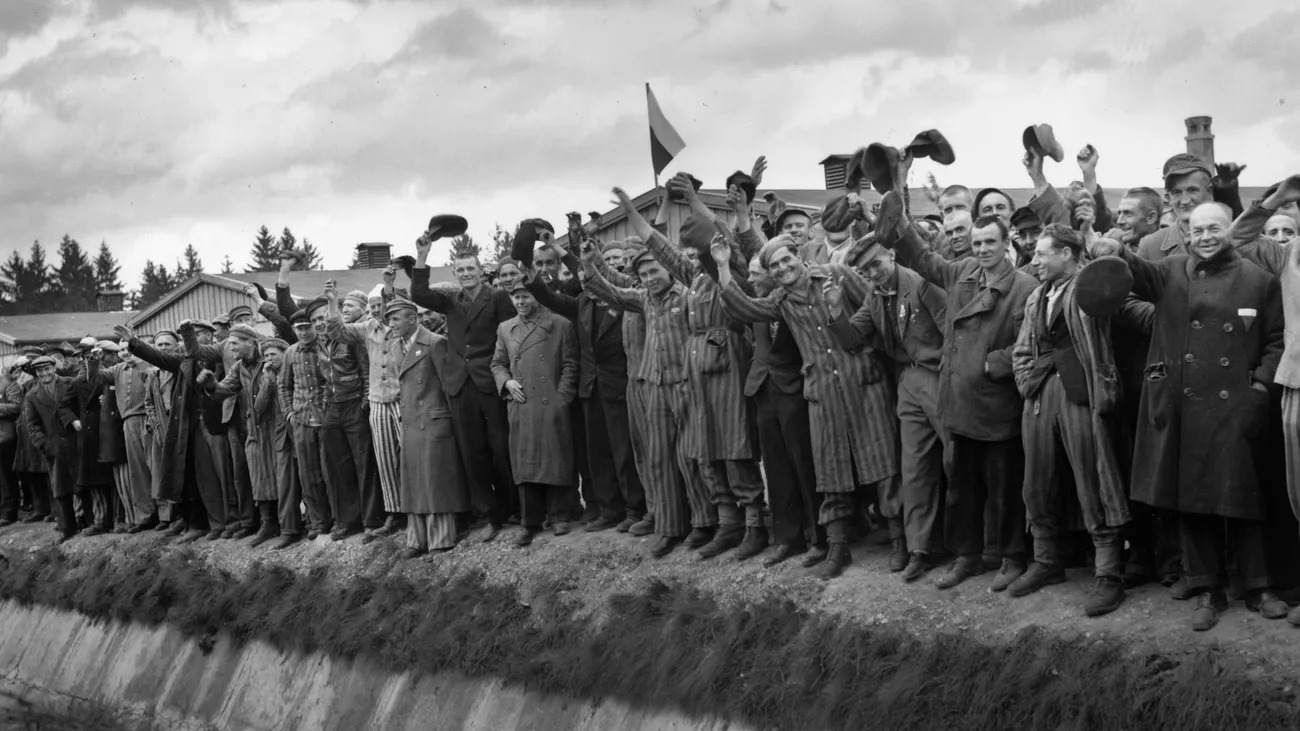 Jubelnde Menschen anlässlich der Befreiung Deutschlands von der Naziherrschaft